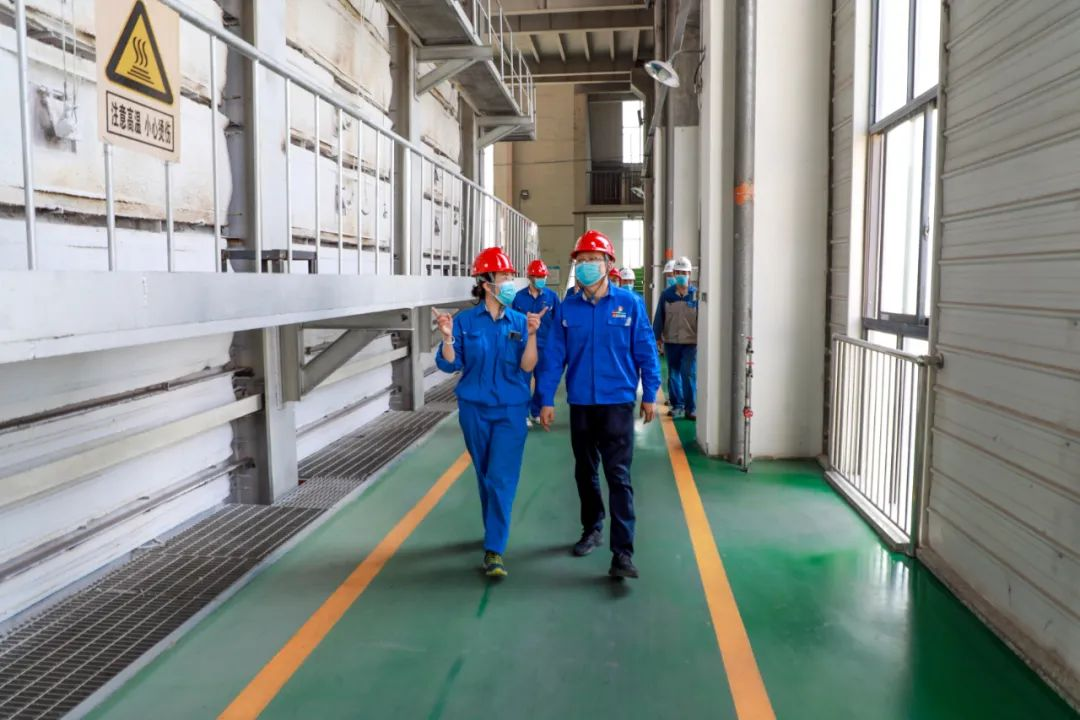 翠籠蒲艾香，慰問送安康——安彩高科總經理端午節慰問一線職工